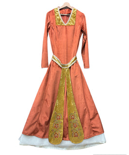 ქალის მოქარგული ნაციონალური კაბა