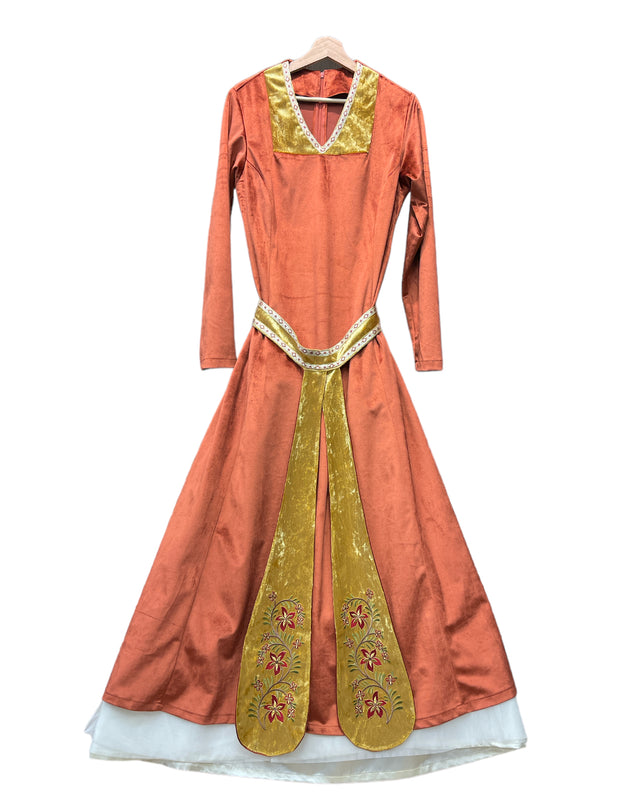 ქალის მოქარგული ნაციონალური კაბა