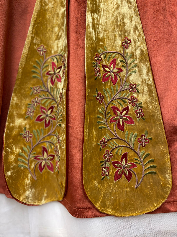 ქალის მოქარგული ნაციონალური კაბა