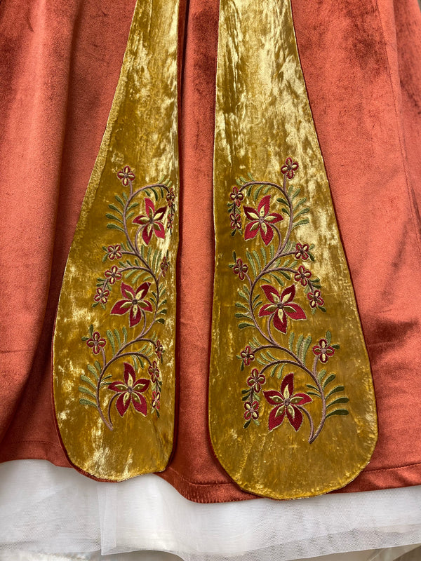 ქალის მოქარგული ნაციონალური კაბა