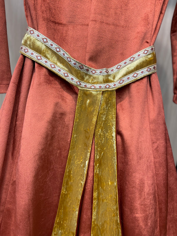 ქალის მოქარგული ნაციონალური კაბა