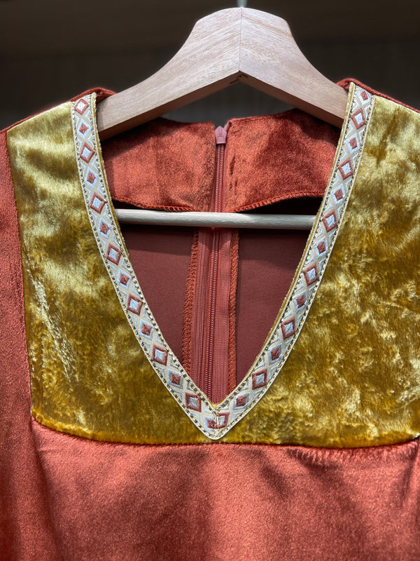 ქალის მოქარგული ნაციონალური კაბა