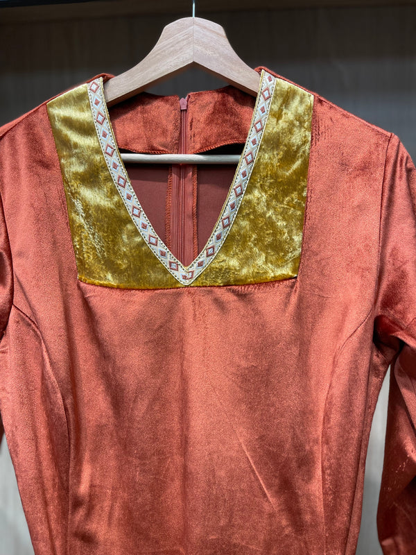 ქალის მოქარგული ნაციონალური კაბა