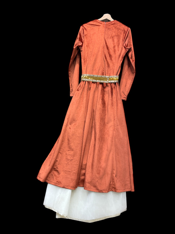 ქალის მოქარგული ნაციონალური კაბა