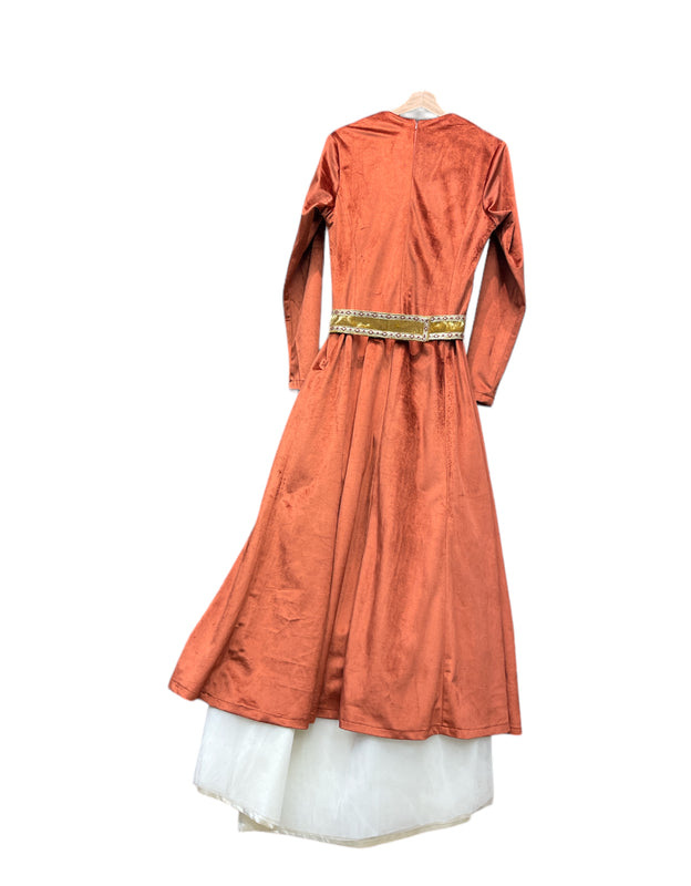 ქალის მოქარგული ნაციონალური კაბა