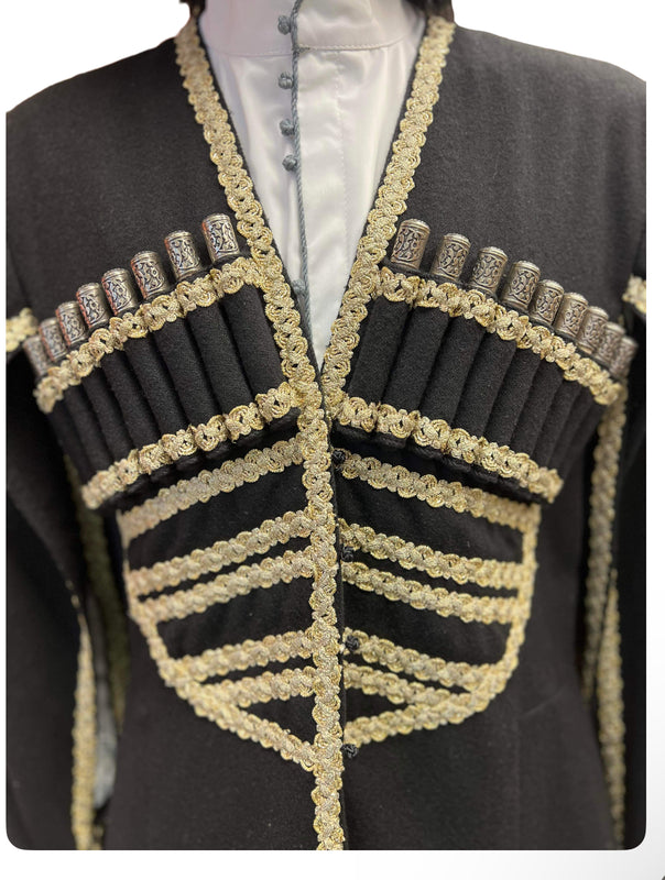 მამაკაცის მოქარგული შავი შალის ჩოხა