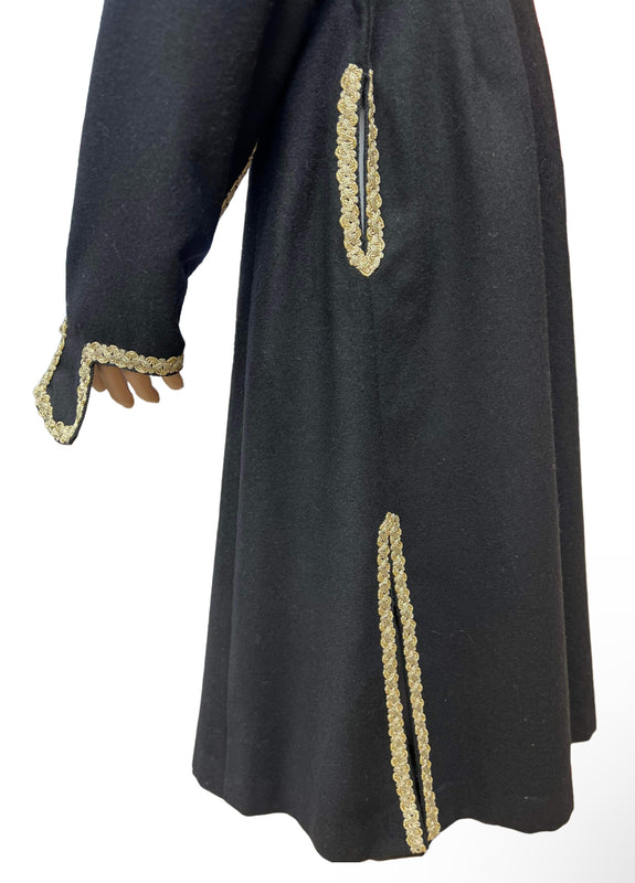 მამაკაცის მოქარგული შავი შალის ჩოხა