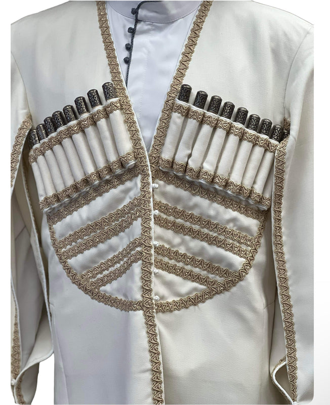 მამაკაცის მოქარგული თეთრი ჩოხა - ახალუხი - ქილები