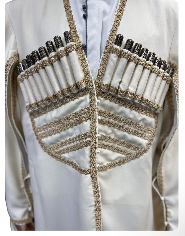 მამაკაცის მოქარგული თეთრი ჩოხა - ახალუხი - ქილები