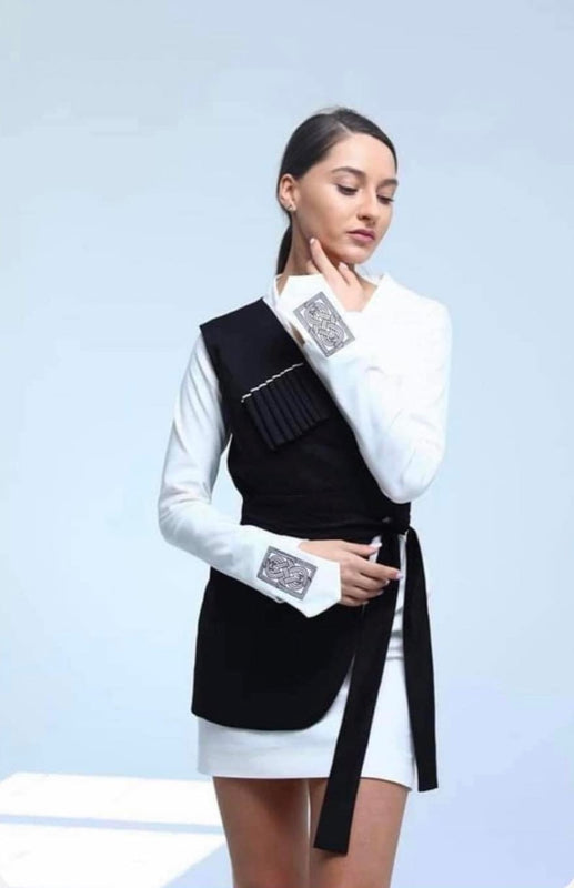 ჩოხა კაბა  გაწყობილი - მოქარგული ჟილეტით, საქილეებითა და მკლავებით