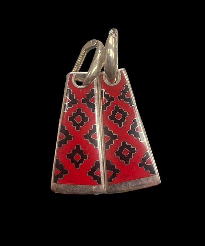 ვერცხლის საყურე მინანქარში