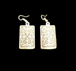 საყურე ტრადიციული ორნამენტებით