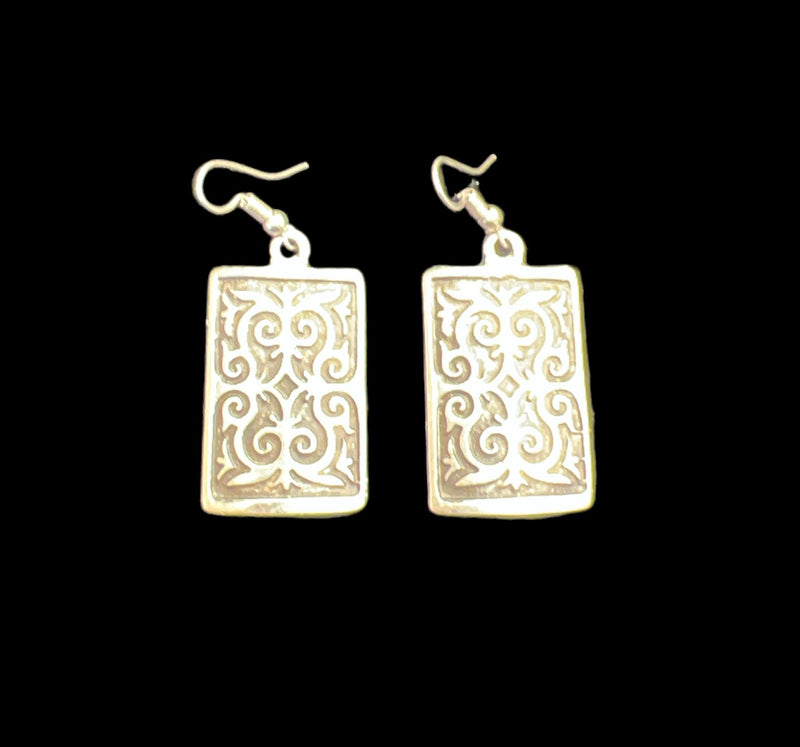 საყურე ტრადიციული ორნამენტებით