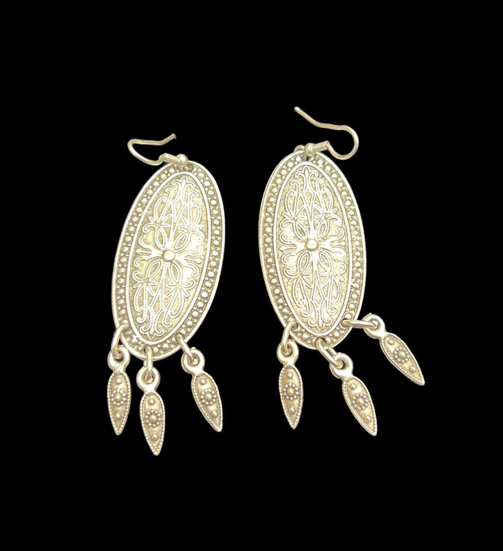 საყურე ტრადიციული ორნამენტებით