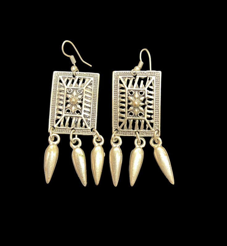 საყურე ტრადიციული ორნამენტებით