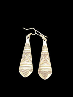 საყურე ტრადიციული ორნამენტებით