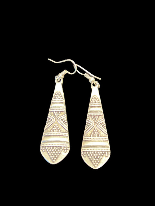 საყურე ტრადიციული ორნამენტებით