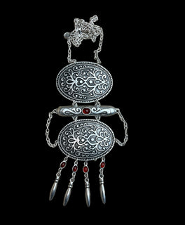 გულსაკიდი ტრადიციული ორნამენტებით