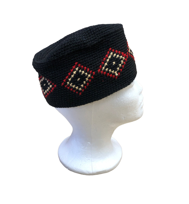 ნაქსოვი ქუდი ქართული ორნამენტით