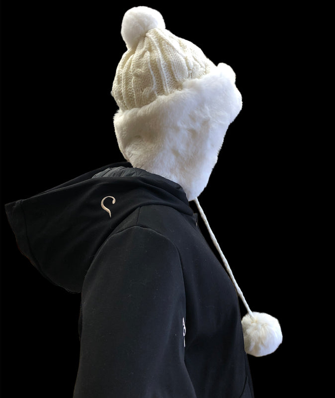 თეთრი ნაქსოვი, ყურებიანი ქუდი