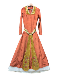 ქალის მოქარგული ნაციონალური კაბა